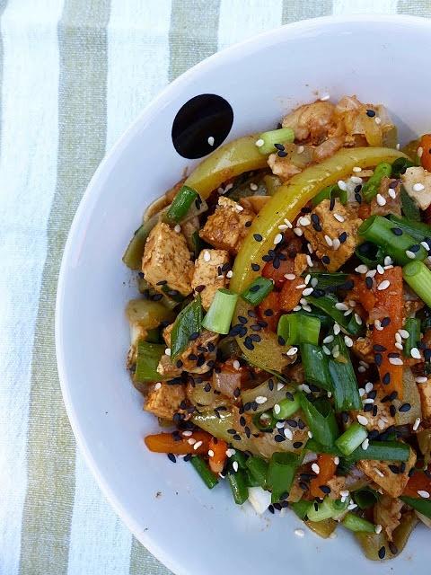 Stir fry z makaronem z tapioki, tofu i warzywami