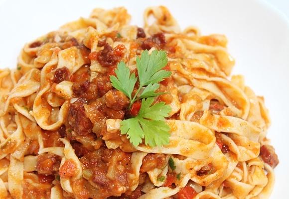 Aromatyczny makaron z chorizo i warzywami