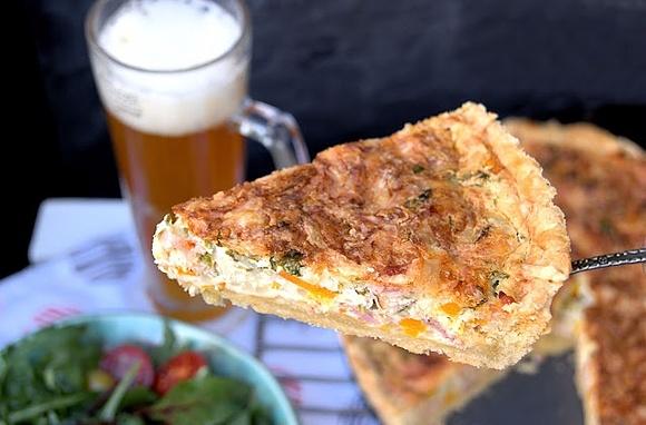 Quiche lorraine z wędzonym boczkiem, dynią Hokkaido i topinamburem