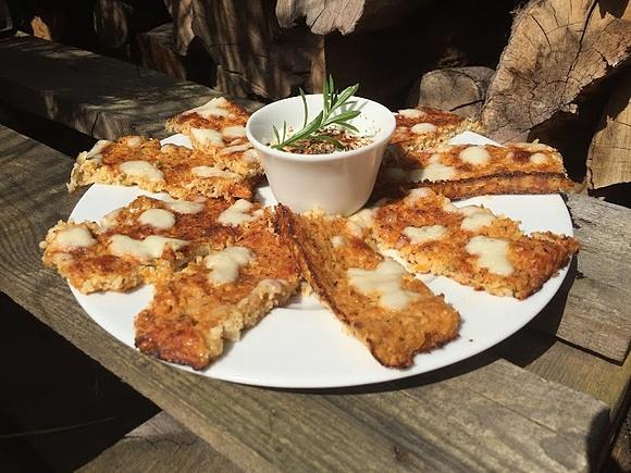 Pizza z kalafiora, parmezanu i mozzarelli - bezglutenowa zdrowa przekąska