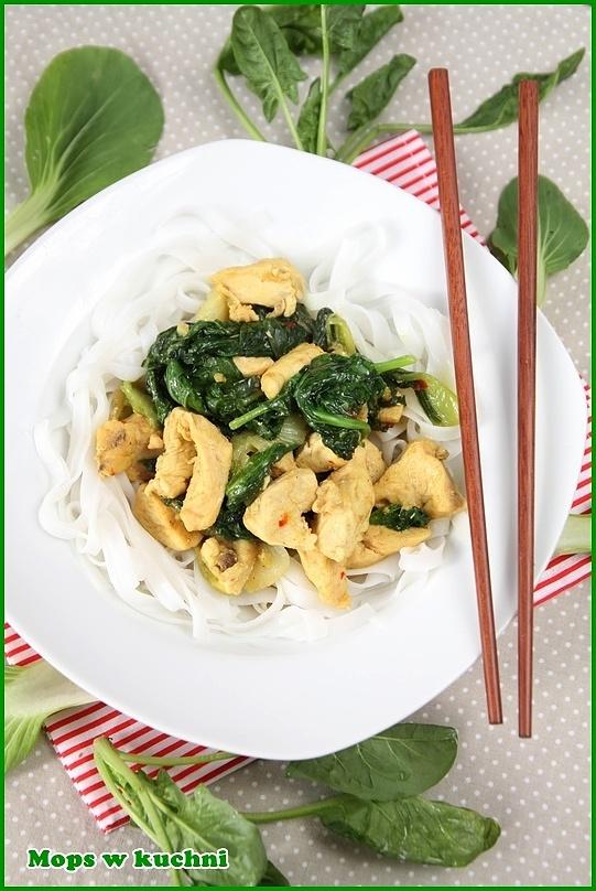 Kurczak z kapustą bok choy i makaronem ryżowym
