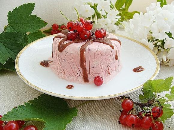 Semifreddo porzeczkowo-kokosowe z polewą owocowo-czekoladową