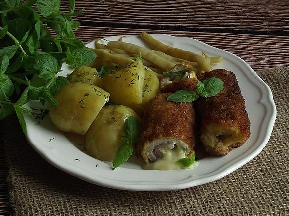 Schabowe roladki z serem camembert i miętą