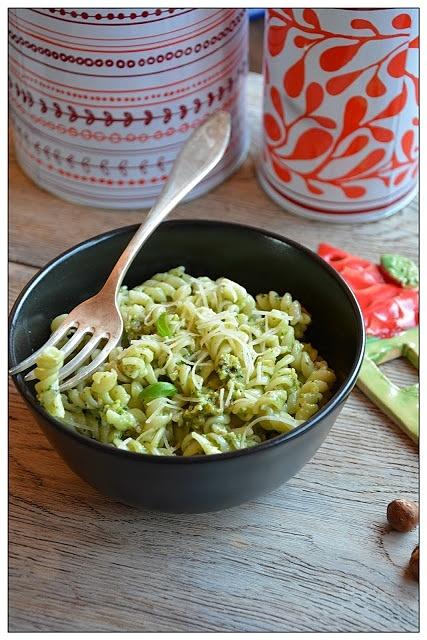 Makaron z bazyliowo-orzechowym pesto