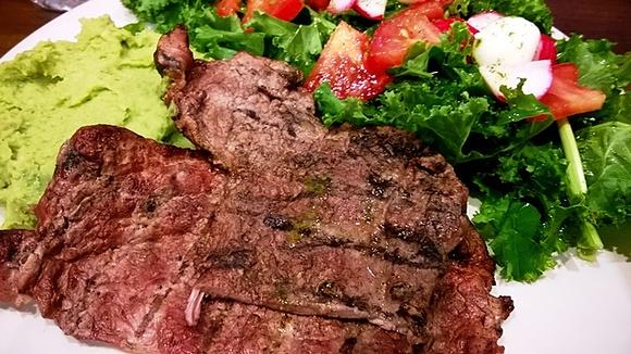 Grillowana polędwica z purée z bobu i sałatką z jarmużu