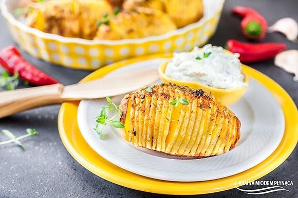 Pieczone ziemniaki z tzatzikami z ogórków kiszonych
