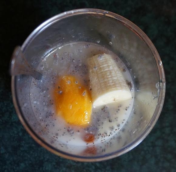 Koktajl brzoskwiniowo-bananowy z migdałami