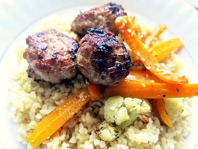 Bulgur z pieczoną marchewką, kalafiorem i tureckie kofte