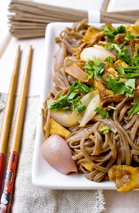 Makaron soba z tofu, kurkami i szalotkami