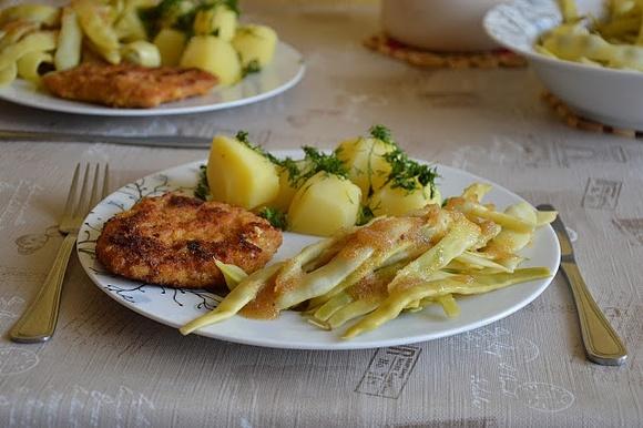 Fasolka szparagowa tradycyjna z masłem i tartą bułką