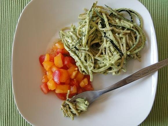 Makaron z cukinią, pesto dyniowym i pomidorami