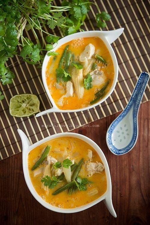 Zupa z tajską pastą curry i kurczakiem