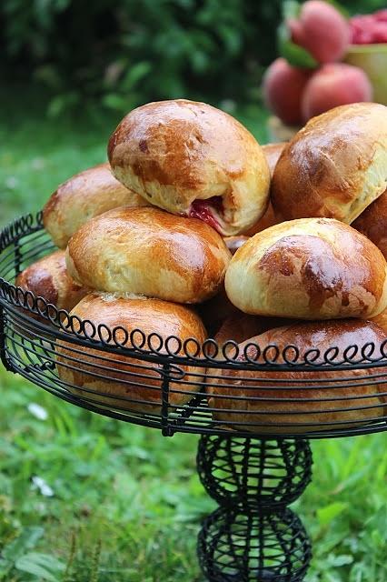 Drożdżowe bułeczki z brzoskwiniami i innymi owocami