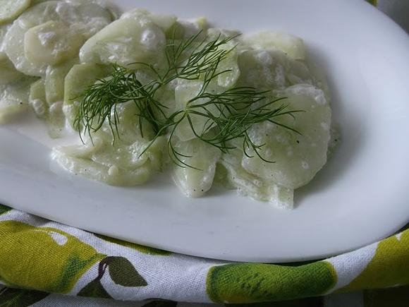 Mizeria z przyprawami i śmietaną – smak dzieciństwa