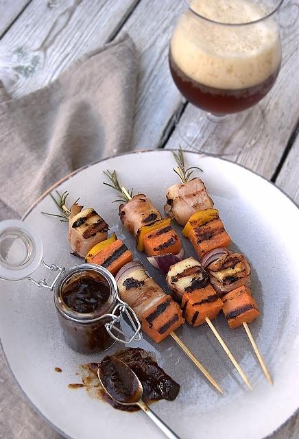 Szaszłyki z batatów, halloumi i szynki szwarcwaldzkiej z sosem z wędzonych śliwek