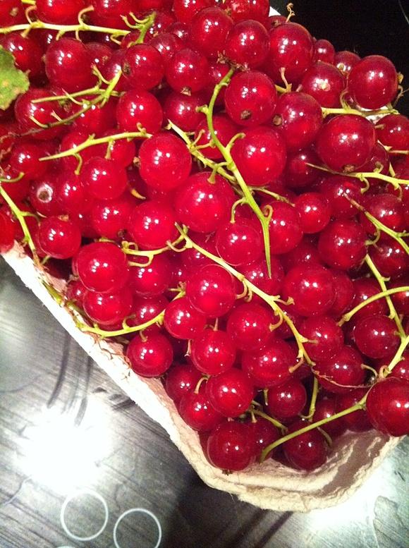 Tarta z czerwonymi owocami i bezą
