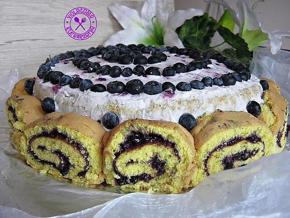 Jagodowy tort z roladkami i kremem śmietanowym