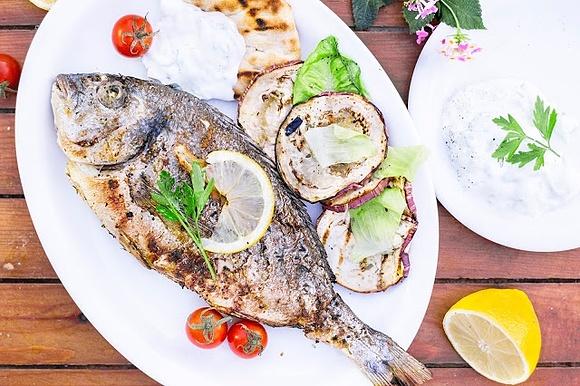 Grillowana dorada z sałatką z bakłażana