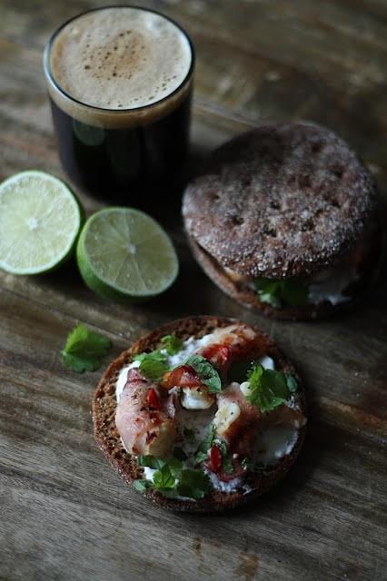 Duńska kanapka smørrebrød z piwem Porter