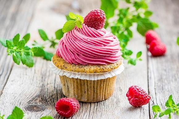 Muffinka z kolorowym kremem w domu