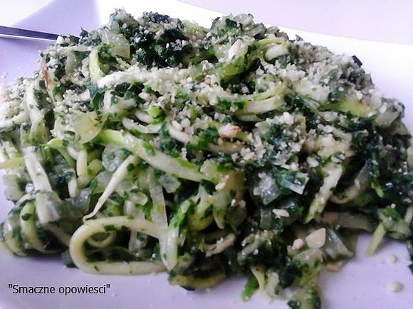 Spaghetti z cukinii ze szpinakiem i czosnkiem