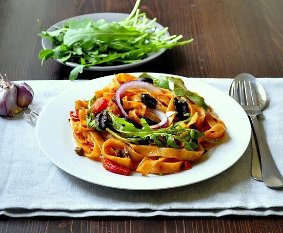 Tagliatelle z anchois i pomidorami