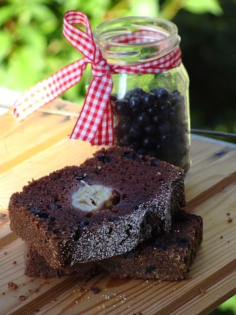 Murzynek z jagodami i bananowym owoce w cieście