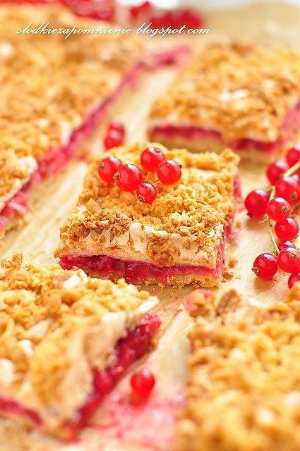 Ciasto pleśniak z czerwonymi porzeczkami