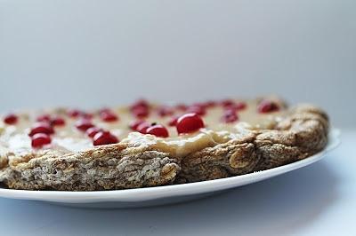 Omlet owsiany z musem bananowo-orzechowym i porzeczkami