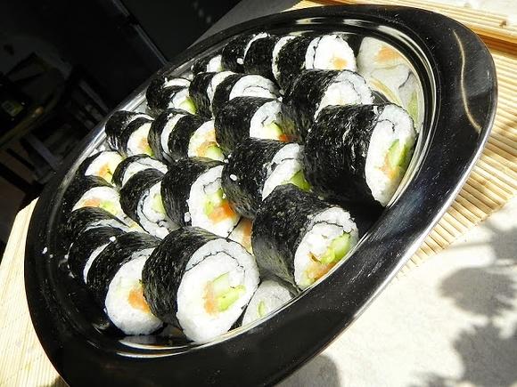 Domowe sushi z łososiem wędzonym, awokado i ogórkiem