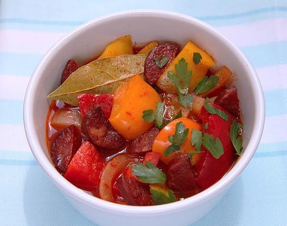 Leczo z kiełbasą chorizo