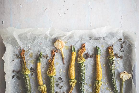 Pieczone kwiaty cukinii z parmezanem