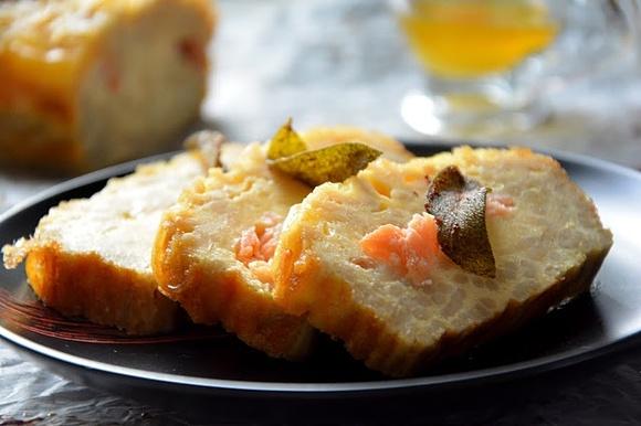 Jajeczny pasztet z pełnoziarnistym makaronem spaghetti i wędzonym pstrągiem