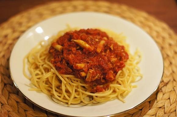 Spaghetti z pomidorami i fasolką szparagową