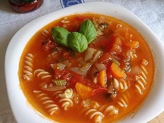 Zupa pomidorowa ze świeżych pomidorów i warzyw