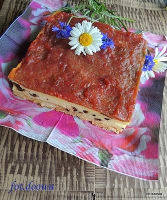 Sernik z polewą rabarbarową i truskawkowymi czipsami