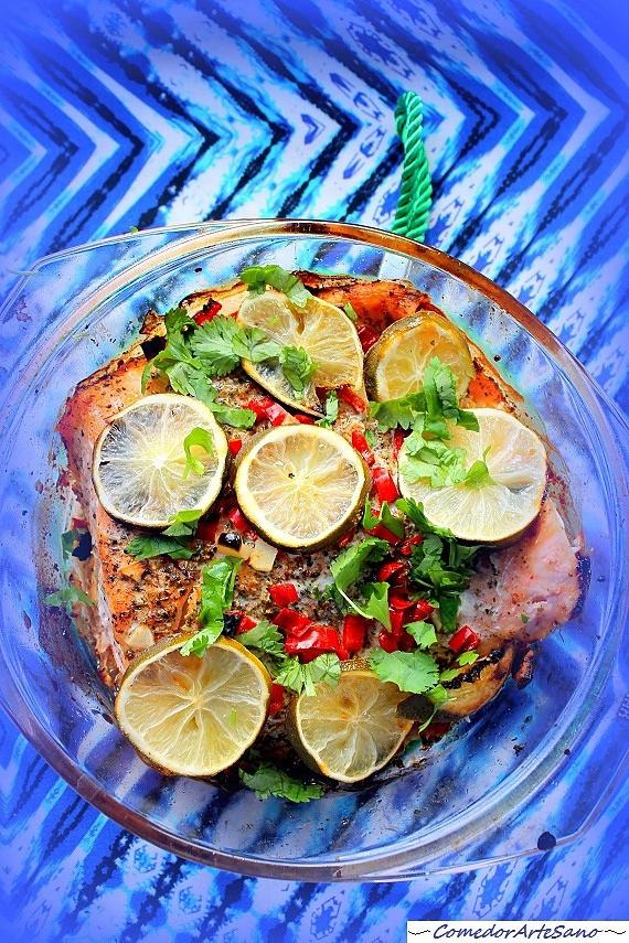 Pieczony łosoś z limonką, chili i kolendrą
