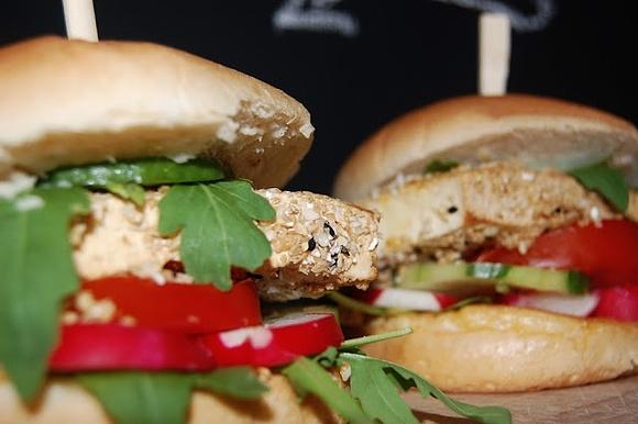 Wegeburgery z tofu, otrębami i czarnuszką