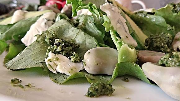 Sałatka z bobu i pesto