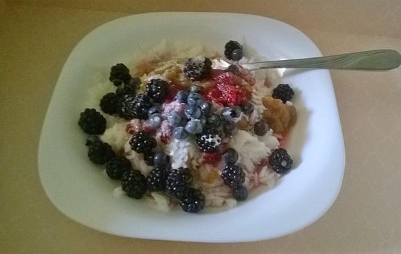Letnie menu ryż z owocami i słodką śmietanką