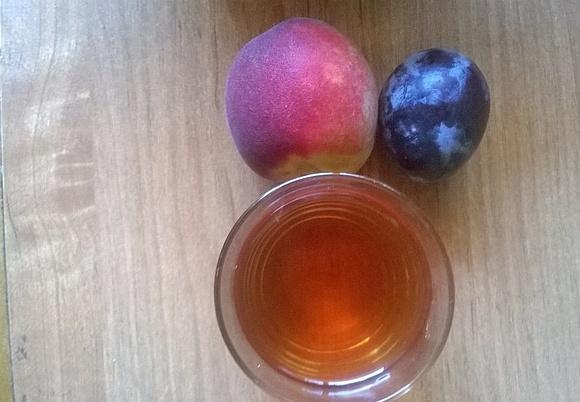 Sierpniowy ogród orzeźwiający drink z owocami