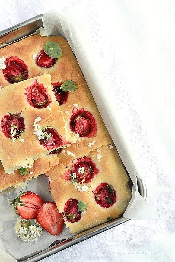 Focaccia z truskawkami i solą morską