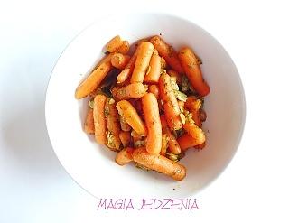 Marchewka w sosie curry z lubczykiem i pestkami dyni