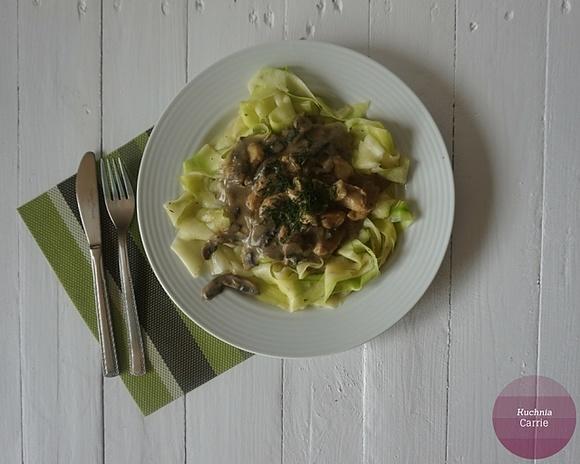 Makaron z cukinii z kurczakiem i pieczarkami