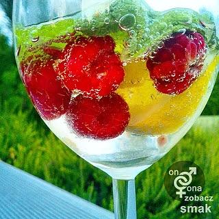 Prosecco z owocami - orzeźwiający drink na słoneczne dni
