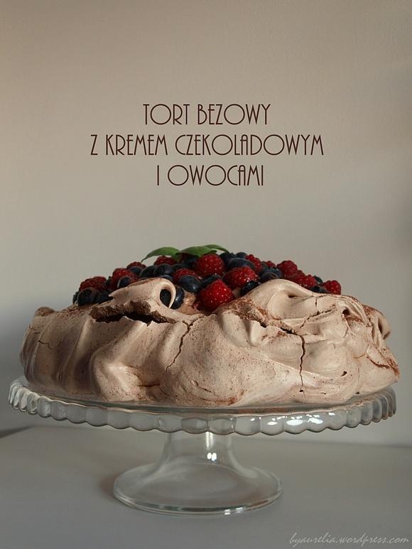 Tort bezowy z kremem czekoladowym i owocami