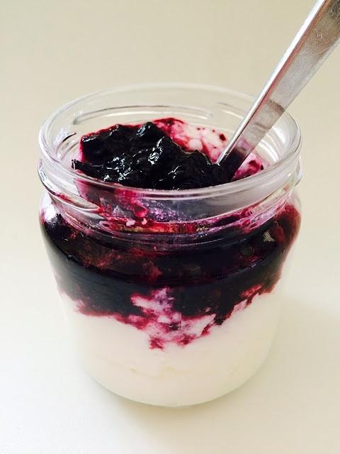 Jogurt z dżemem jagodowym domowym