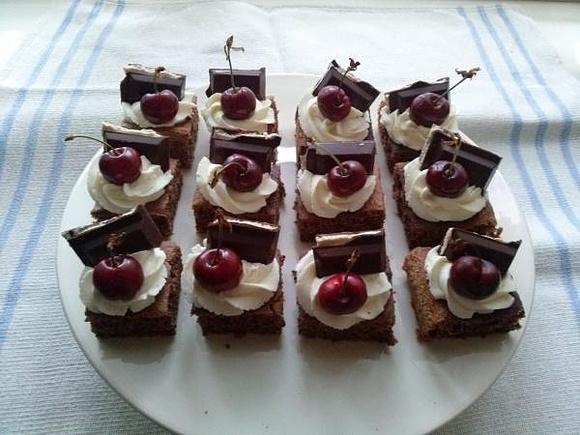 Orzechowe biszkoptowe ciasta z kremem mascarpone