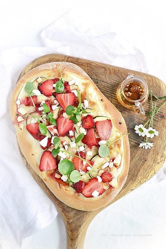 Pizza z cukinią, truskawkami i rukwią wodną