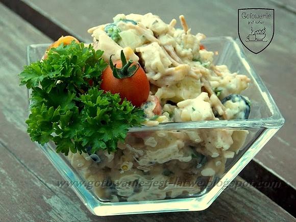 Sałatka z kaszy bulgur i pieczonego kurczaka